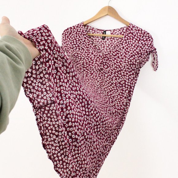 *H&M Red Ditsy Floral V Neck Mini Dress - Picture 5 of 6